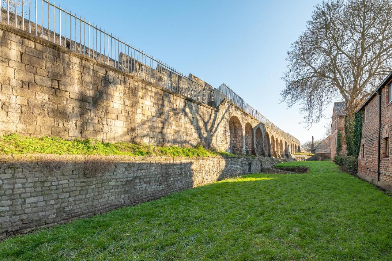 Roman Walls View York Exteriér fotografie